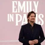 Lucas Bravo confirma su regreso como Gabriel en la quinta temporada de Emily en París a pesar de sus críticas al personaje